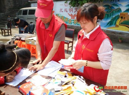 善心莲心捐赠1300本字典与贫困学子心连心汇报