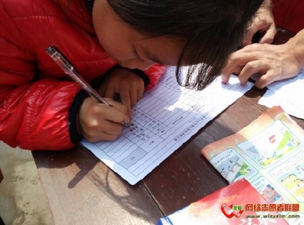 善心莲心捐赠1300本字典与贫困学子心连心汇报