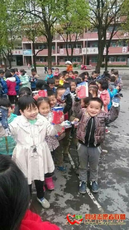 善心莲心捐赠1300本字典与贫困学子心连心汇报