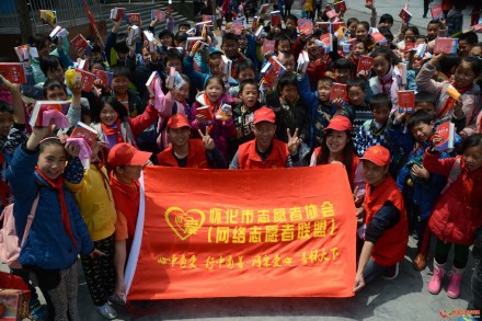 善心莲心捐赠1300本字典与贫困学子心连心汇报