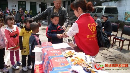 善心莲心捐赠1300本字典与贫困学子心连心汇报