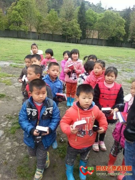 善心莲心捐赠1300本字典与贫困学子心连心汇报