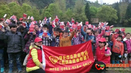 善心莲心捐赠1300本字典与贫困学子心连心汇报