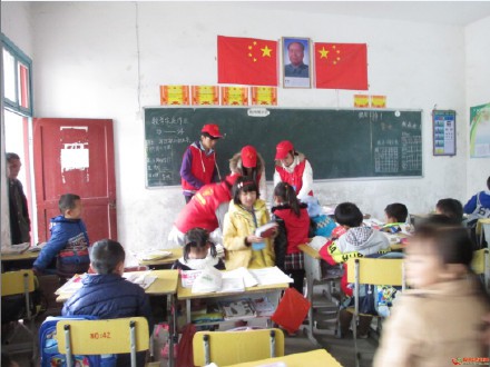 善心莲心捐赠1300本字典与贫困学子心连心汇报