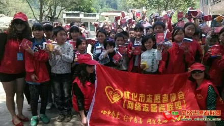 善心莲心捐赠1300本字典与贫困学子心连心汇报
