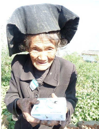 善心莲心&nbsp;<wbr>捐助大凉山老人西门子助听器