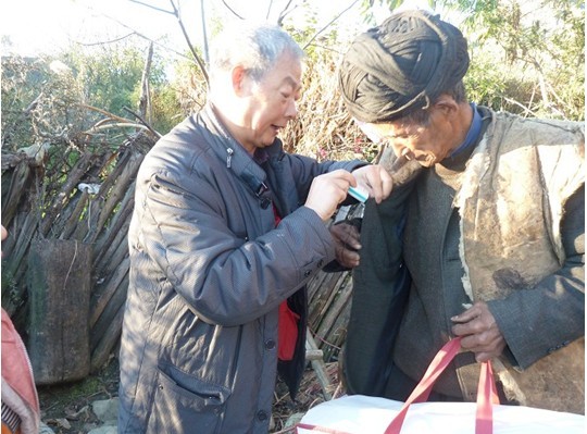 善心莲心&nbsp;<wbr>捐助大凉山老人西门子助听器