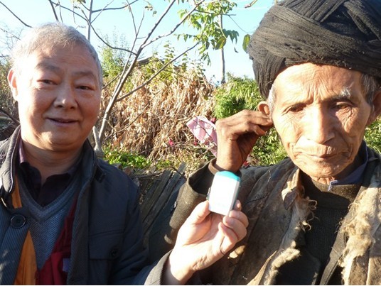 善心莲心&nbsp;<wbr>捐助大凉山老人西门子助听器